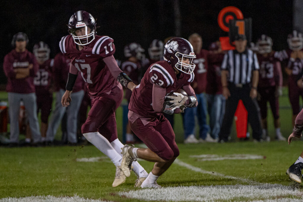 Photo by Hunter O. Lyle Portville quarterback Eli Sleggs hands the ball off to Maxx DeYoe during the Panthers win over Fredonia on Friday. DeYoe scored four touchdowns against the Hillbillies with over 200 rushing yards.