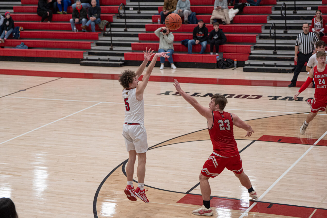 Tyler Simmons takes a contested jumper during the Owls' sixth consecutive loss. | Photo by Hunter O. Lyle